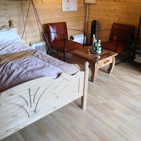 Optimierter 25Qm Holz Bungalow Mit Neuem Massivholzbett, Garten Mit Grillmoeglichkeit, Parkplatz, Radler Willkommen! Шарбойц Экстерьер фото