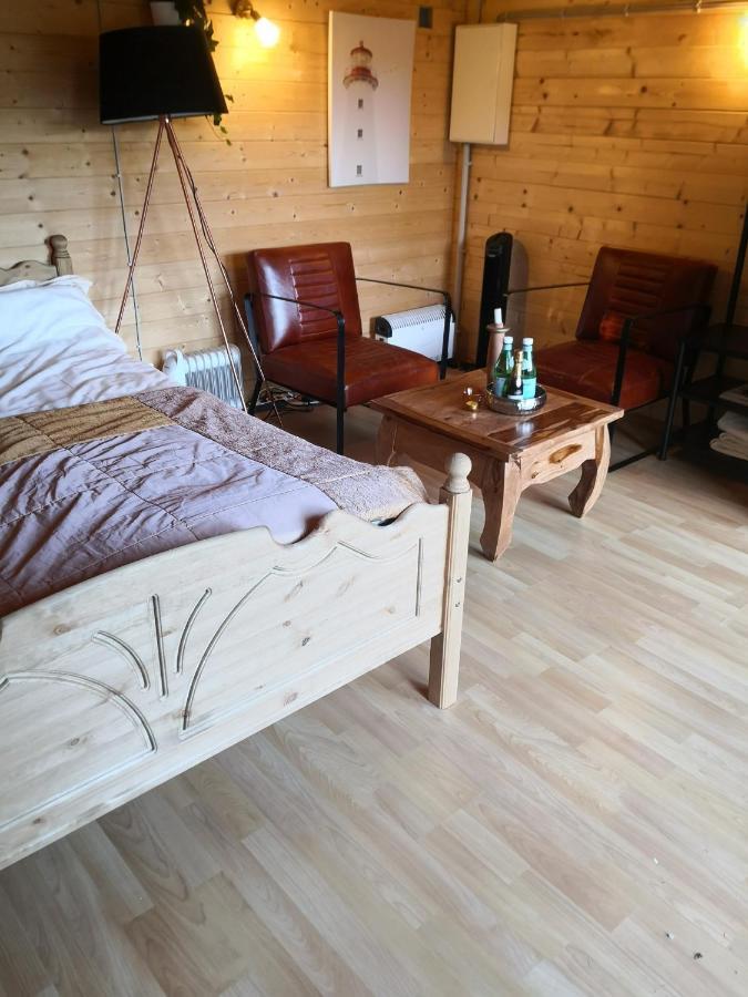 Optimierter 25Qm Holz Bungalow Mit Neuem Massivholzbett, Garten Mit Grillmoeglichkeit, Parkplatz, Radler Willkommen! Шарбойц Экстерьер фото